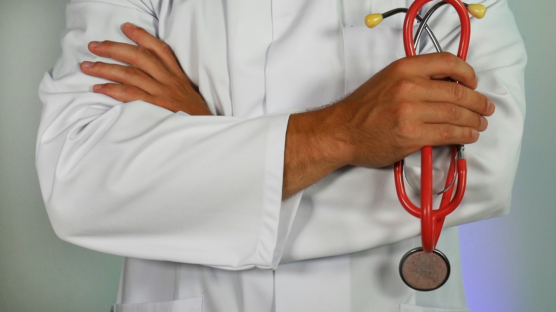 Comment choisir une assurance santé adaptée à ses besoins : clés de compréhension et erreurs à éviter